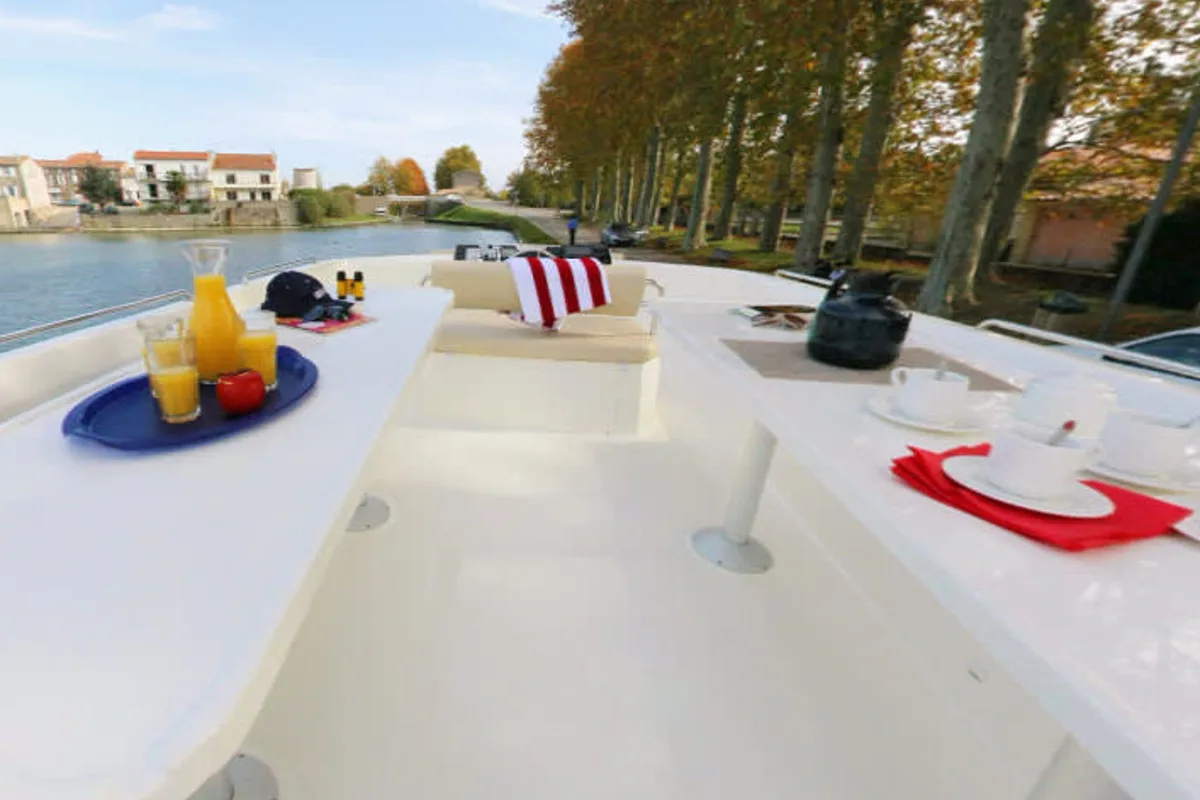 Deck of Vision4 - Comfort Plus 21, a Cygnet Vision 4 motorboat at Saint-Usage, France