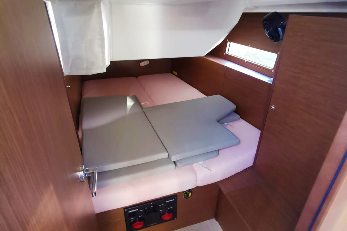 Cabin on Dory, a Beneteau Oceanis 40.1 sailboat at Općina Medulin, Croatia