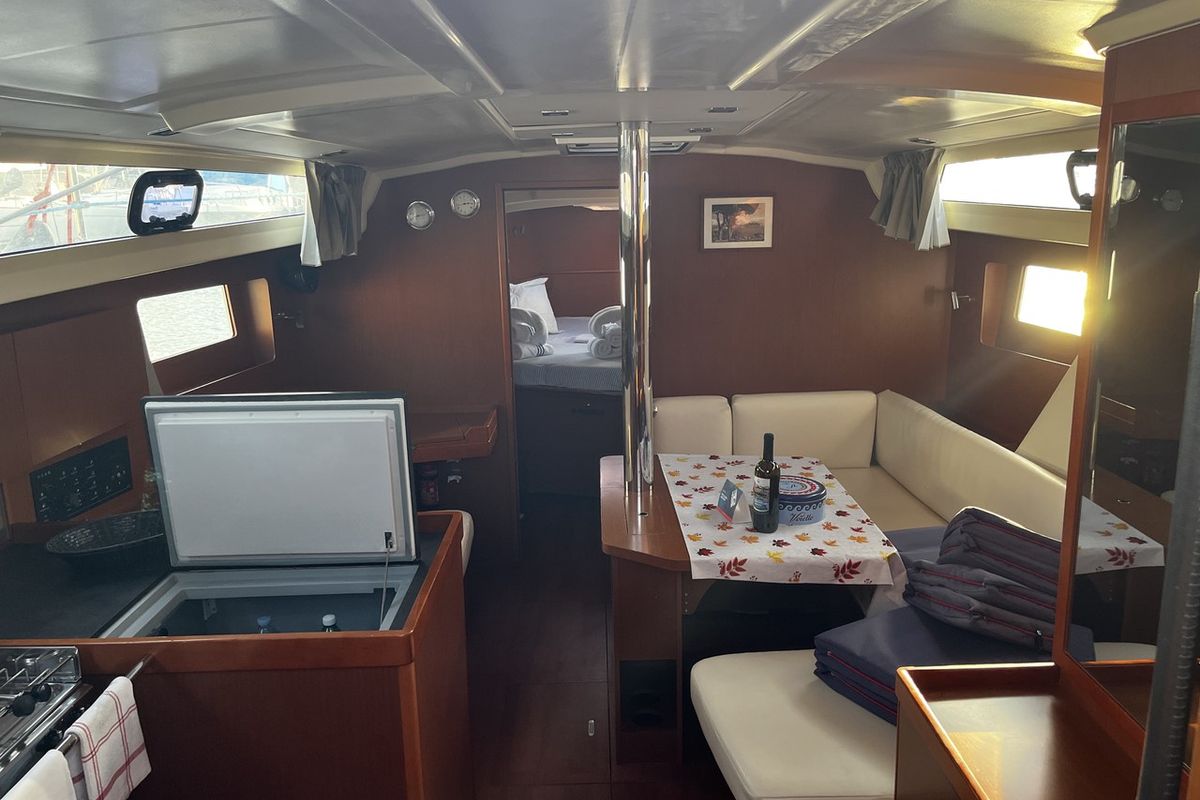 Salon of Malika, a Beneteau Oceanis 41.1 sailboat at Cannigione, Italy