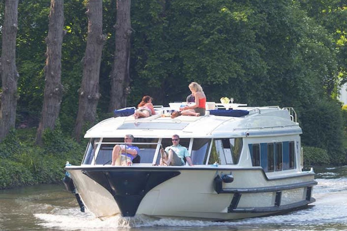 Exterior view of Vision3 - Comfort Plus 22, a Cygnet Vision 3 motorboat at Saint-Didier, France
