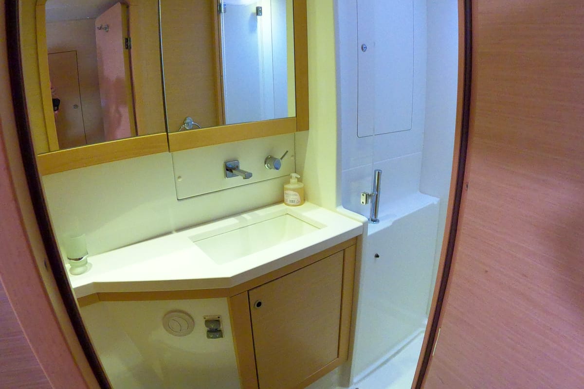 Cabin on Zia Nella, a Lagoon 450 Fly catamaran at Grad Vis, Croatia