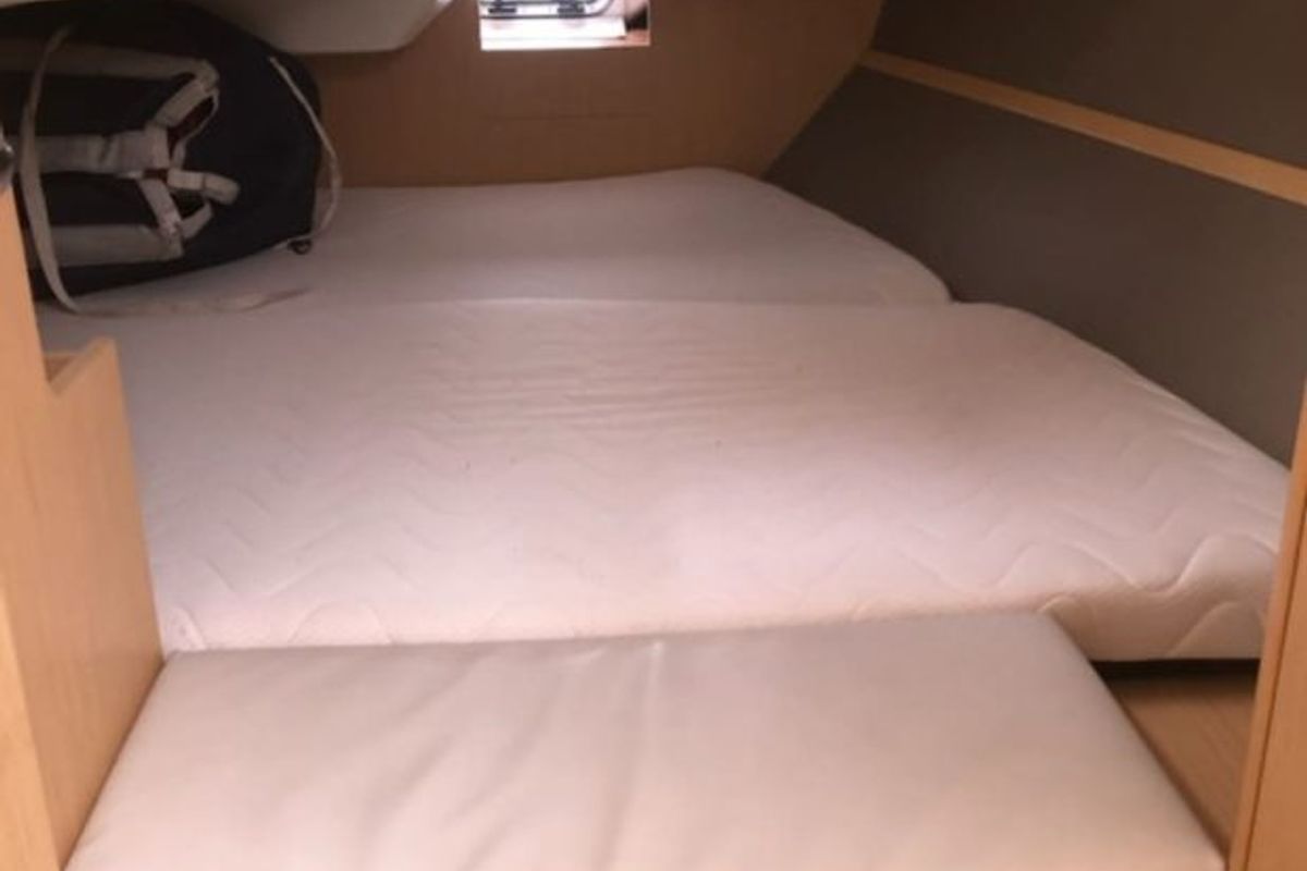 Cabin on Jylair, a Beneteau Oceanis 31 sailboat at Port Navalo, France