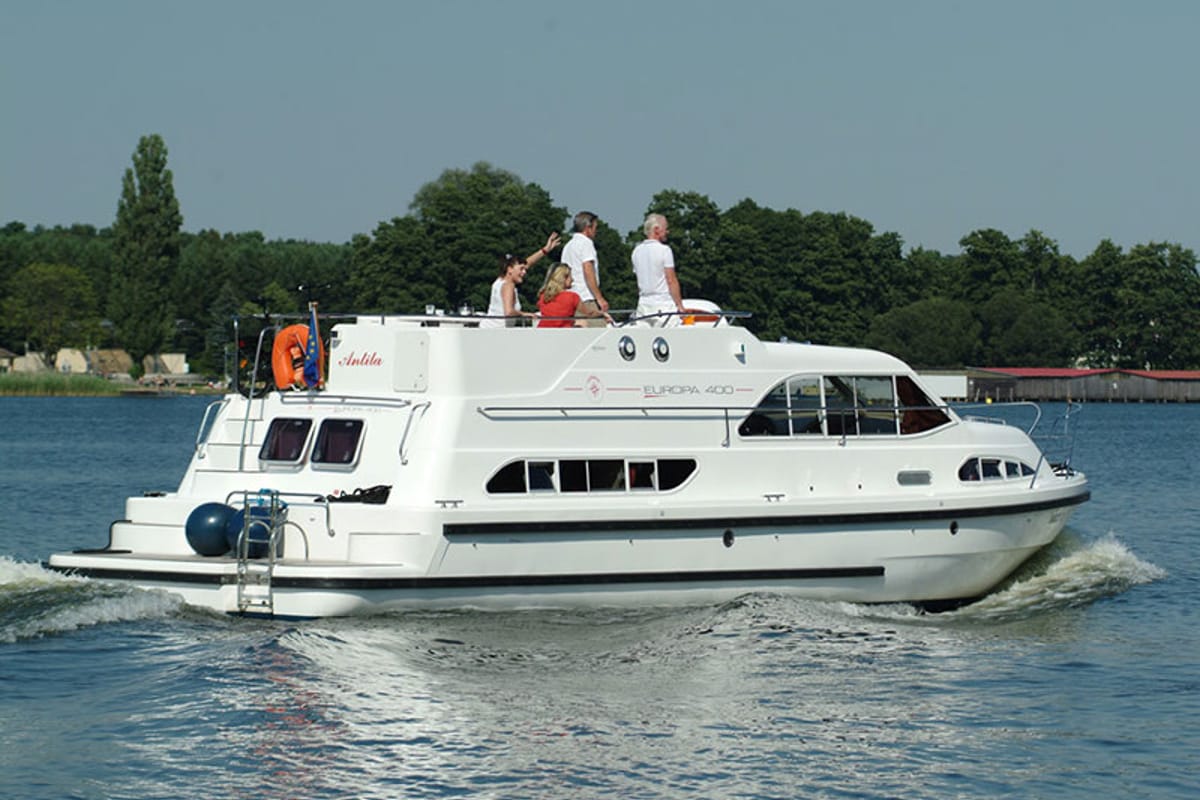 Exterior view of E400-36, a Pénichette Europa E.400 motorboat at Argens-Minervois, France