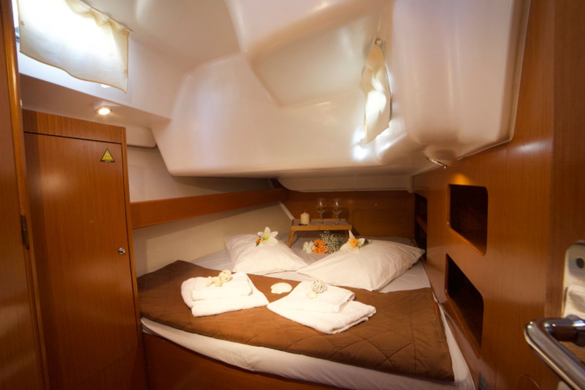 Cabin on Azzuro, a Beneteau Cyclades 50.5 sailboat at Athens, Greece