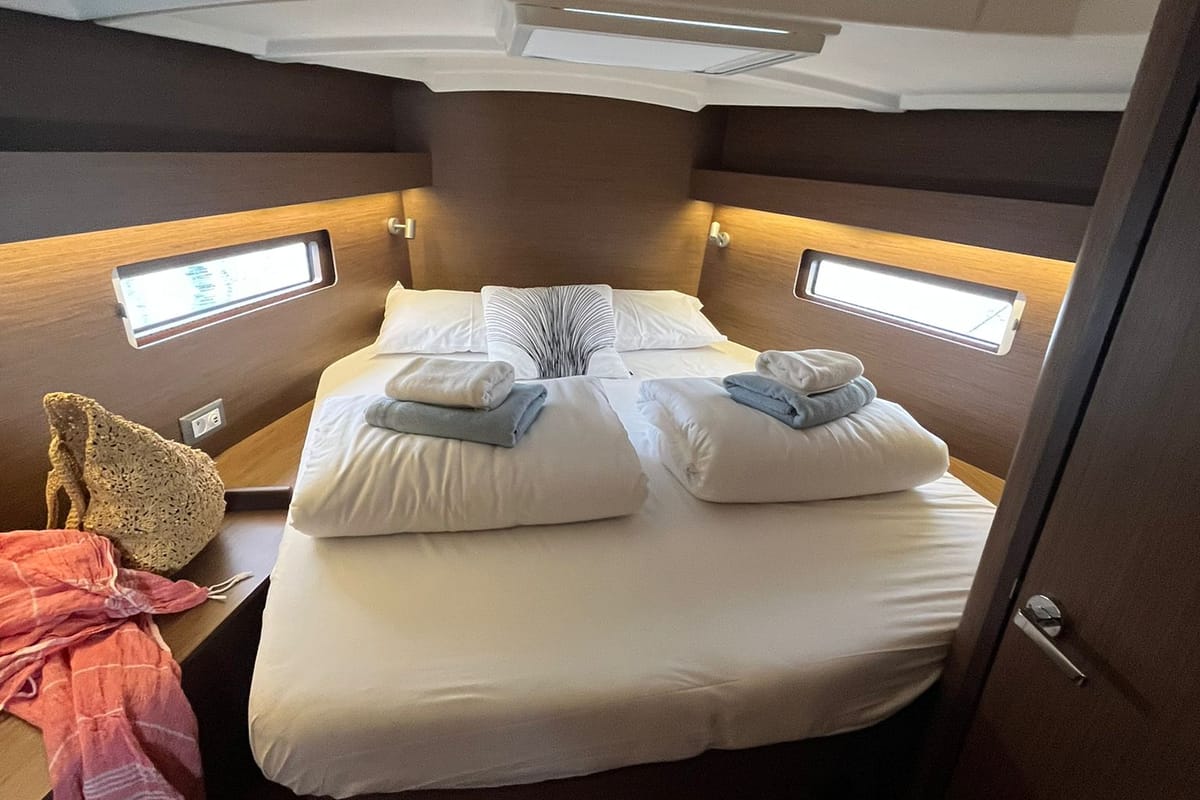 Cabin on KOBE, a Beneteau Oceanis 40.1 sailboat at Općina Medulin, Croatia