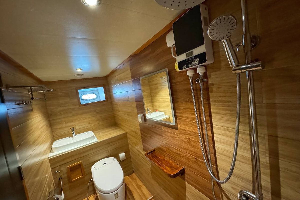 Head on North Seven Liveaboard, a Custom Made North Seven yacht at Malé, Maldives