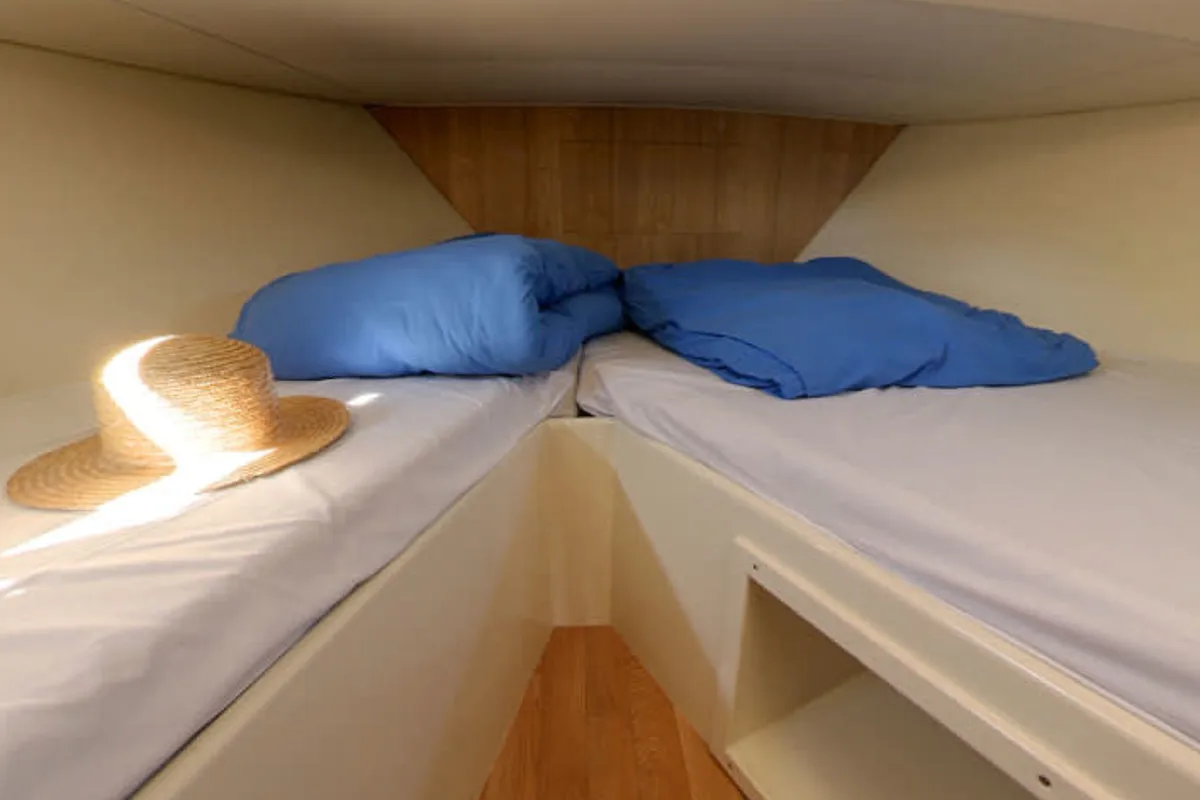 Cabin on Elegance - Comfort 15, a Cygnet Elegance motorboat at Saint-Usage, France