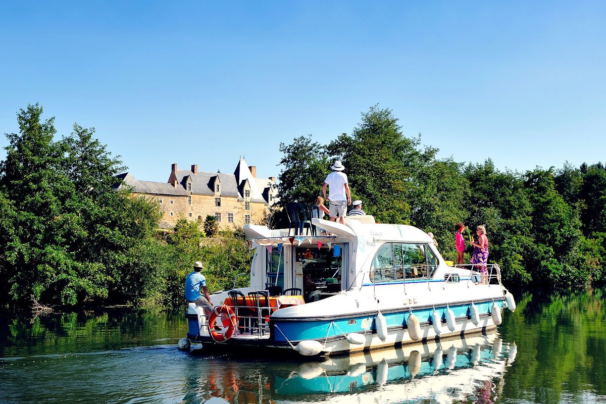 Exterior view of Crescendo, a Nicols Sedan 1170 motorboat at Grez-Neuville, France