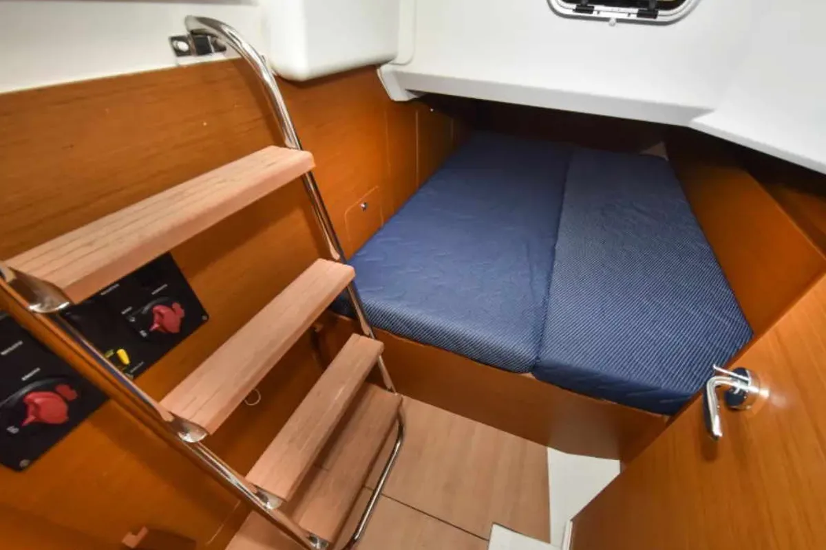 Cabin on New Horizons II, a Jeanneau Sun Loft 47 sailboat at La Favière, France