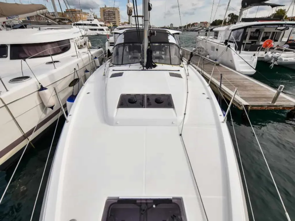Exterior view of New Horizons II, a Jeanneau Sun Loft 47 sailboat at La Favière, France