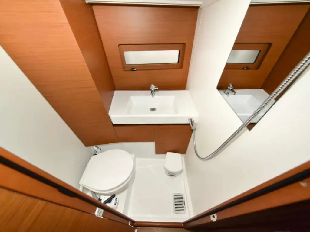 Head on New Horizons II, a Jeanneau Sun Loft 47 sailboat at La Favière, France
