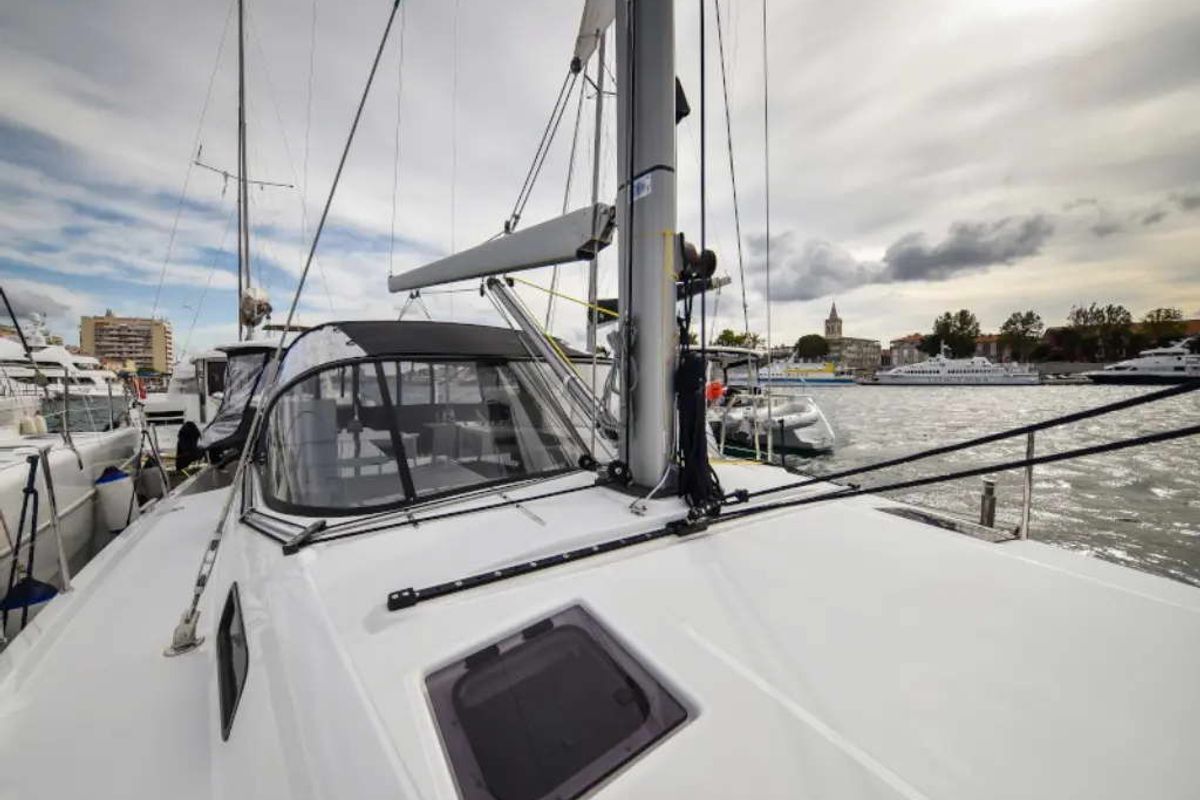 Exterior view of New Horizons II, a Jeanneau Sun Loft 47 sailboat at La Favière, France