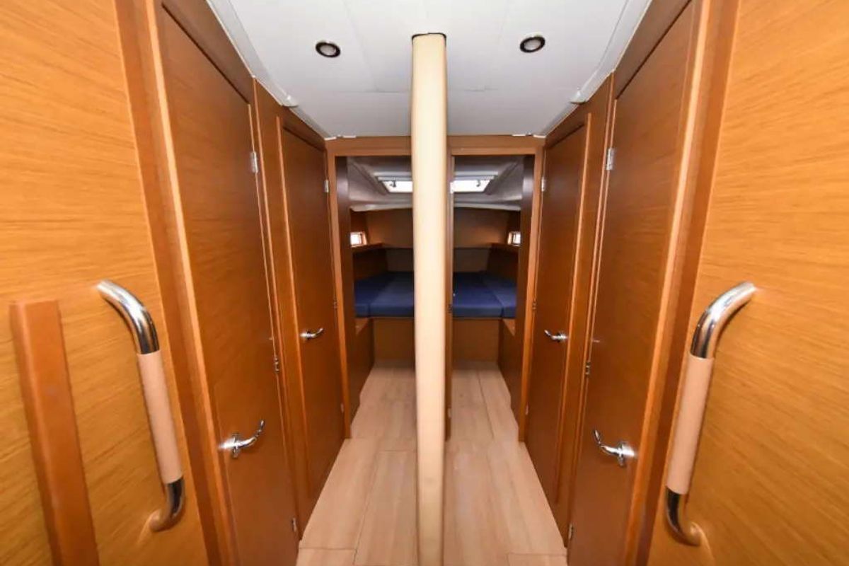 Cabin on New Horizons II, a Jeanneau Sun Loft 47 sailboat at La Favière, France