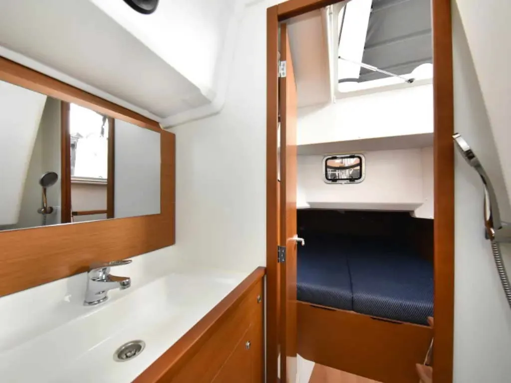 Head on New Horizons II, a Jeanneau Sun Loft 47 sailboat at La Favière, France