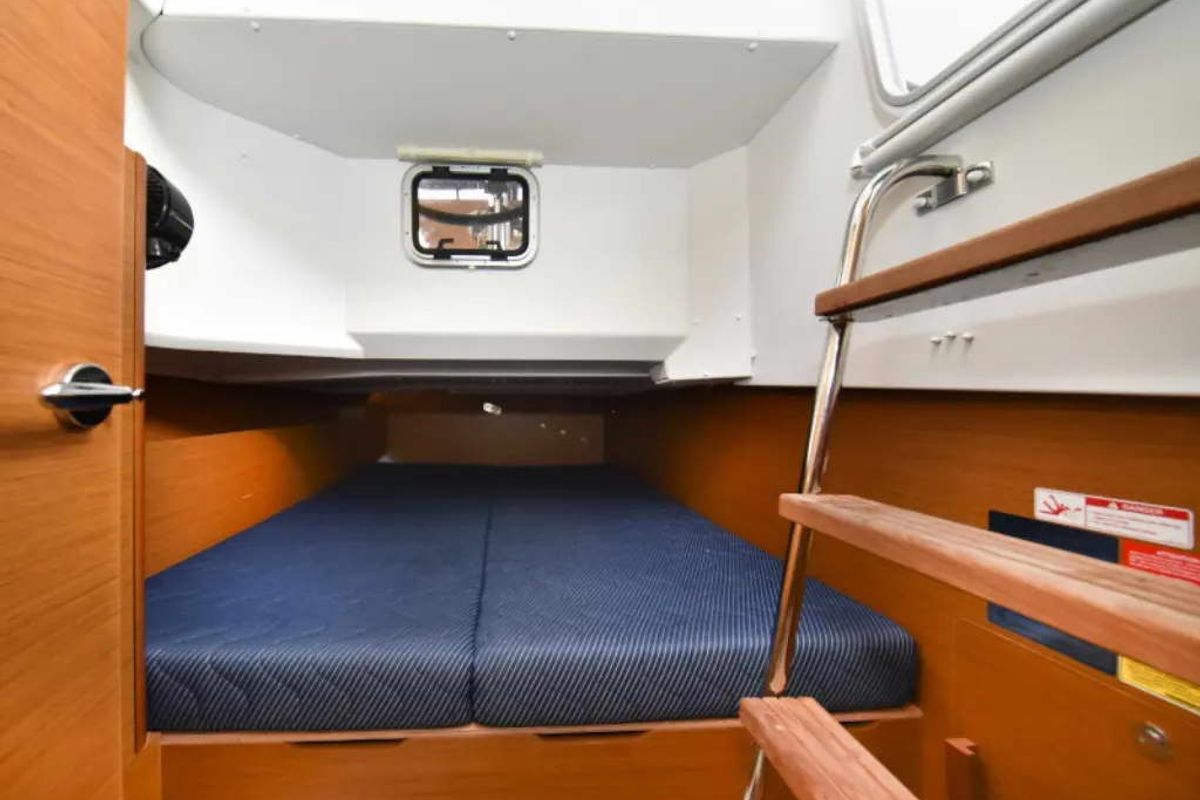 Cabin on New Horizons II, a Jeanneau Sun Loft 47 sailboat at La Favière, France