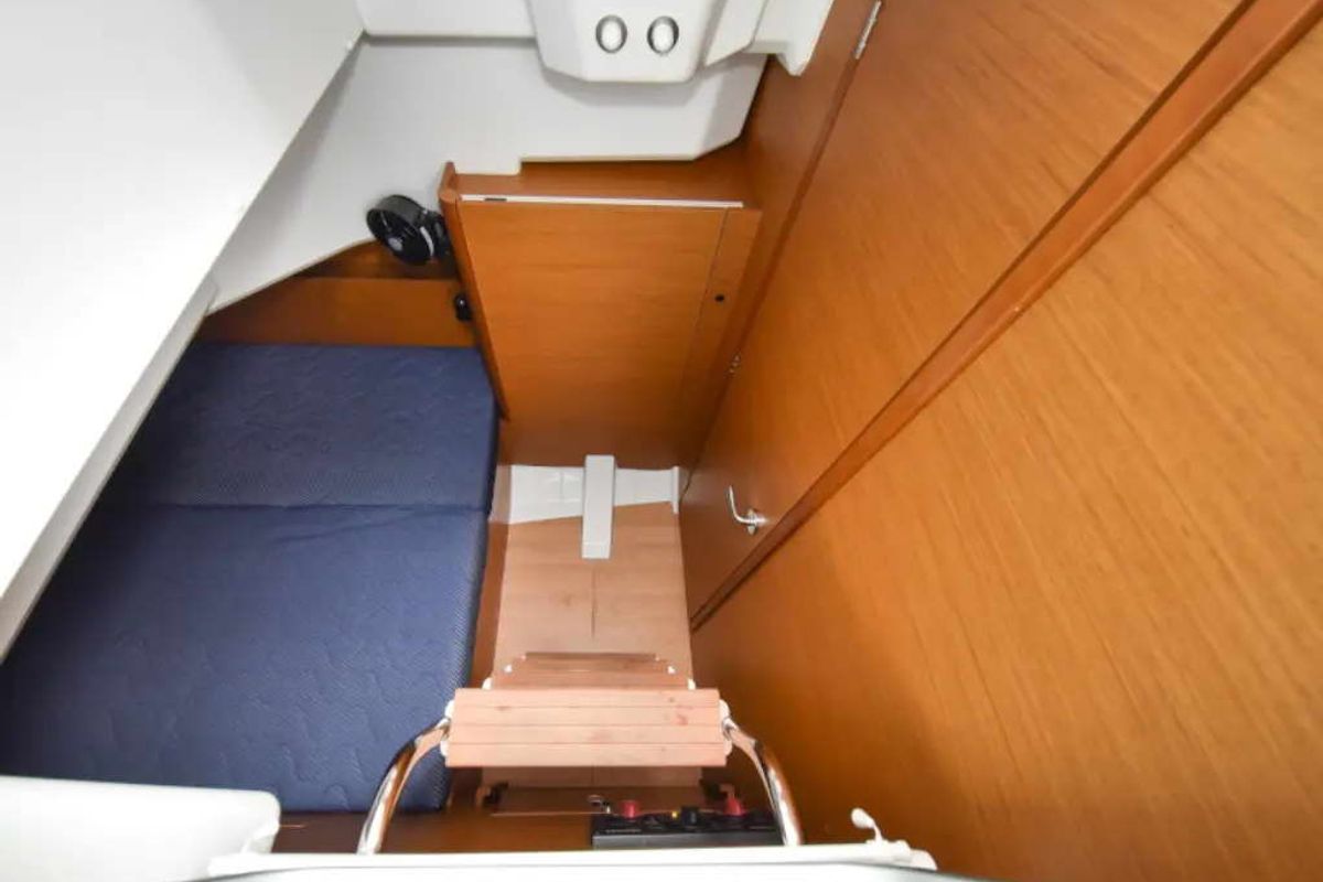 Cabin on New Horizons II, a Jeanneau Sun Loft 47 sailboat at La Favière, France