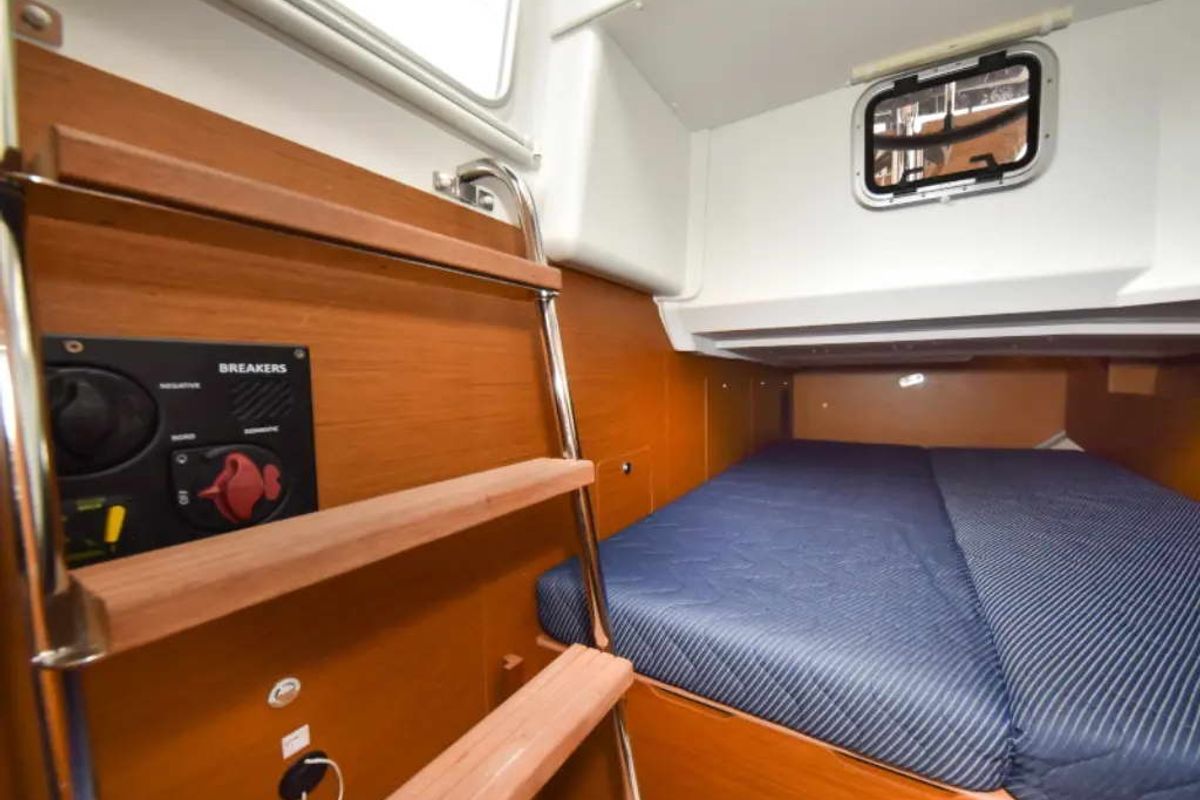 Cabin on New Horizons II, a Jeanneau Sun Loft 47 sailboat at La Favière, France