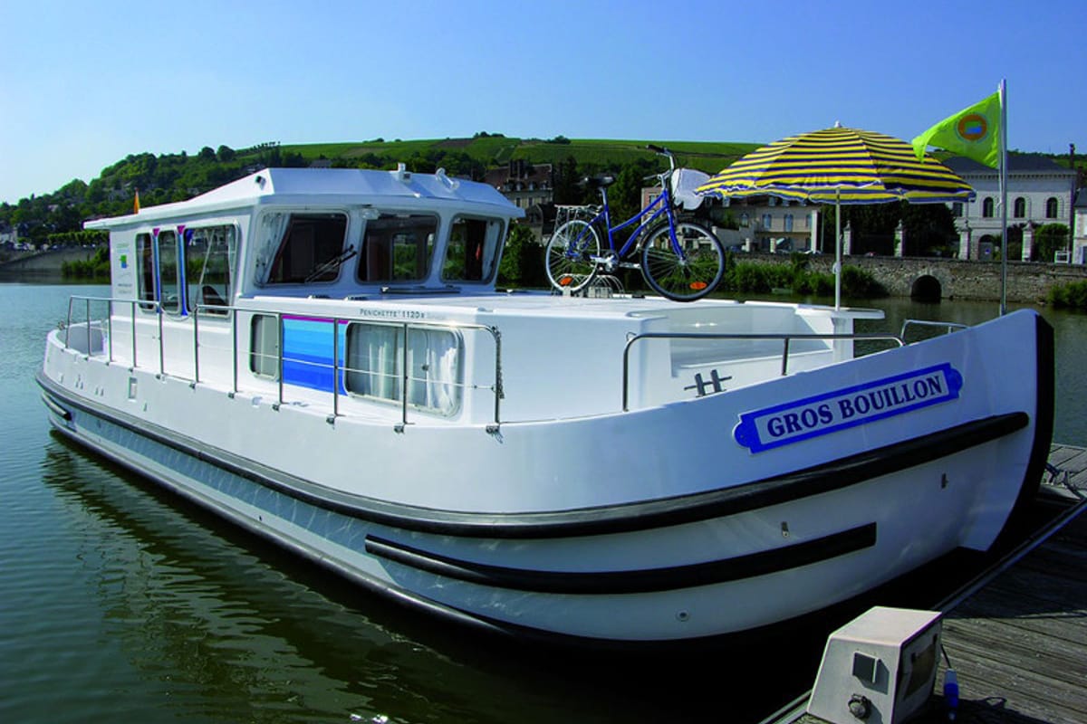 Exterior view of 1120R-5, a Pénichette 1120 motorboat at Lutzelbourg, France
