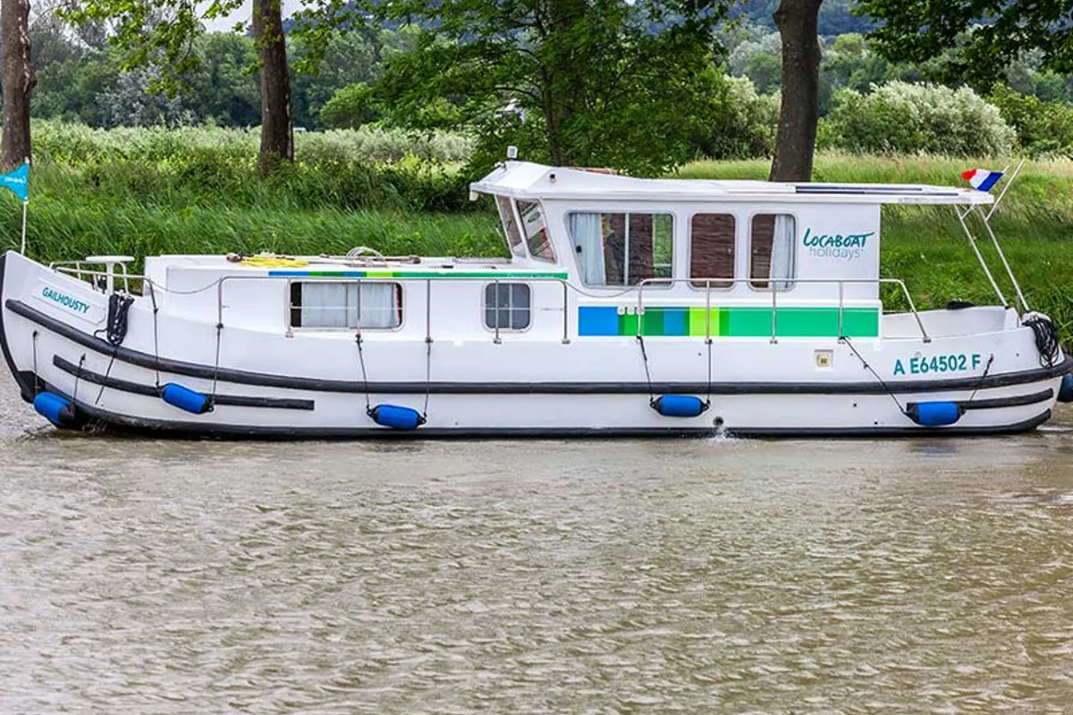 Exterior view of 1120R-5, a Pénichette 1120 motorboat at Lutzelbourg, France