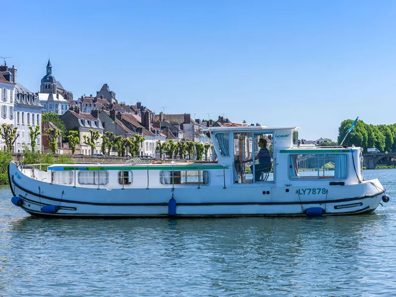 Exterior view of 1107W-137, a Pénichette 1107 motorboat at Cahors, France