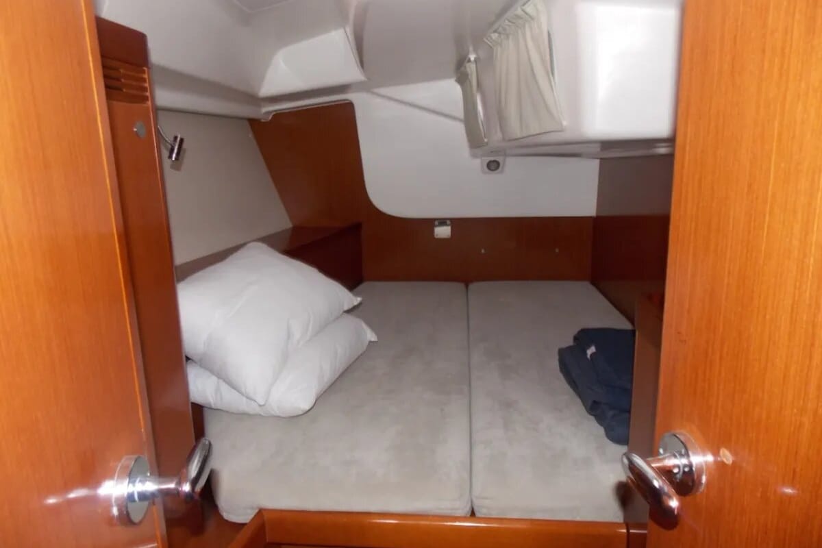 Cabin on Fani, a Beneteau Oceanis 46 sailboat at Volos Municipality, Greece