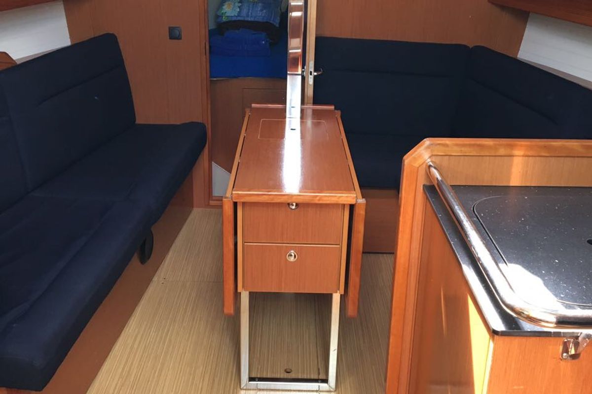 Salon of Nici, a Bavaria Cruiser 32 sailboat at Općina Vrsar, Croatia
