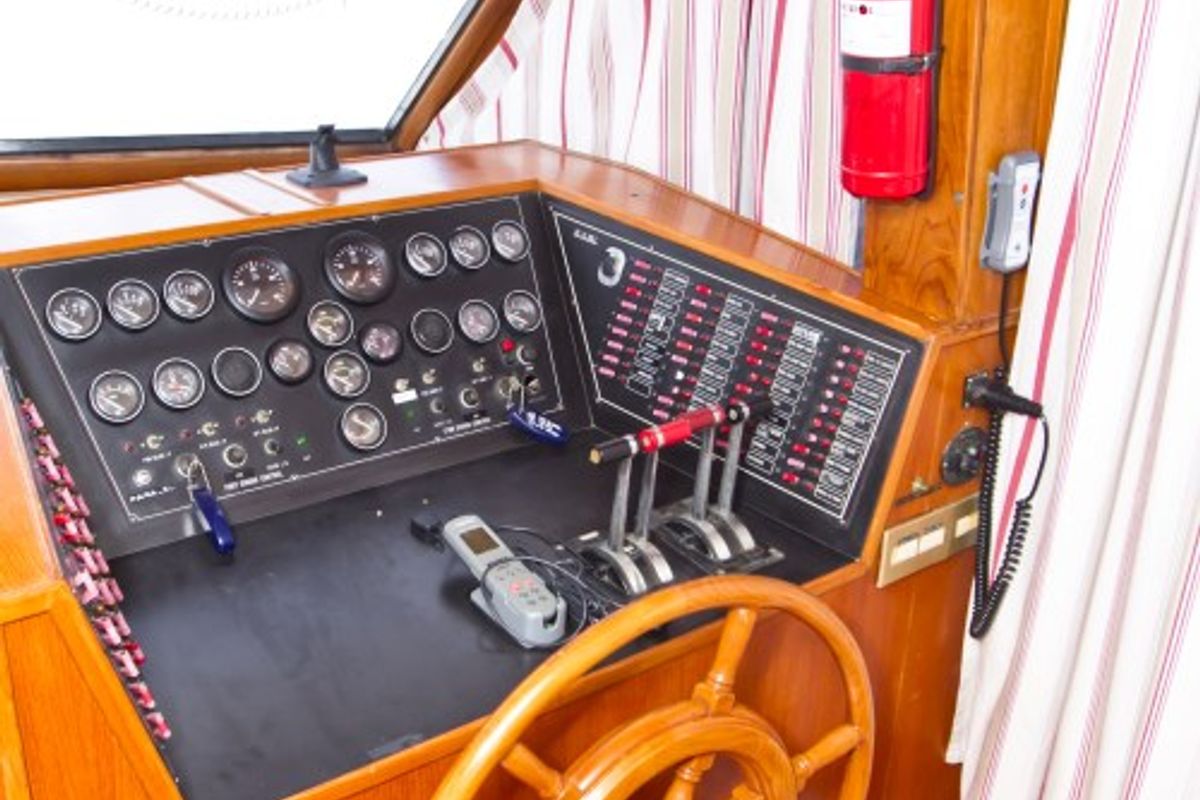 Cockpit of Holiday, a Staryacht 1670 motorboat at Primošten, Croatia
