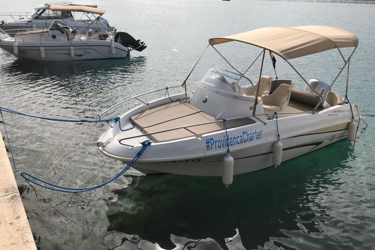 Exterior view of Beneteau Flyer 550 SUNdeck, a Beneteau Flyer 550 motorboat at Grad Trogir, Croatia