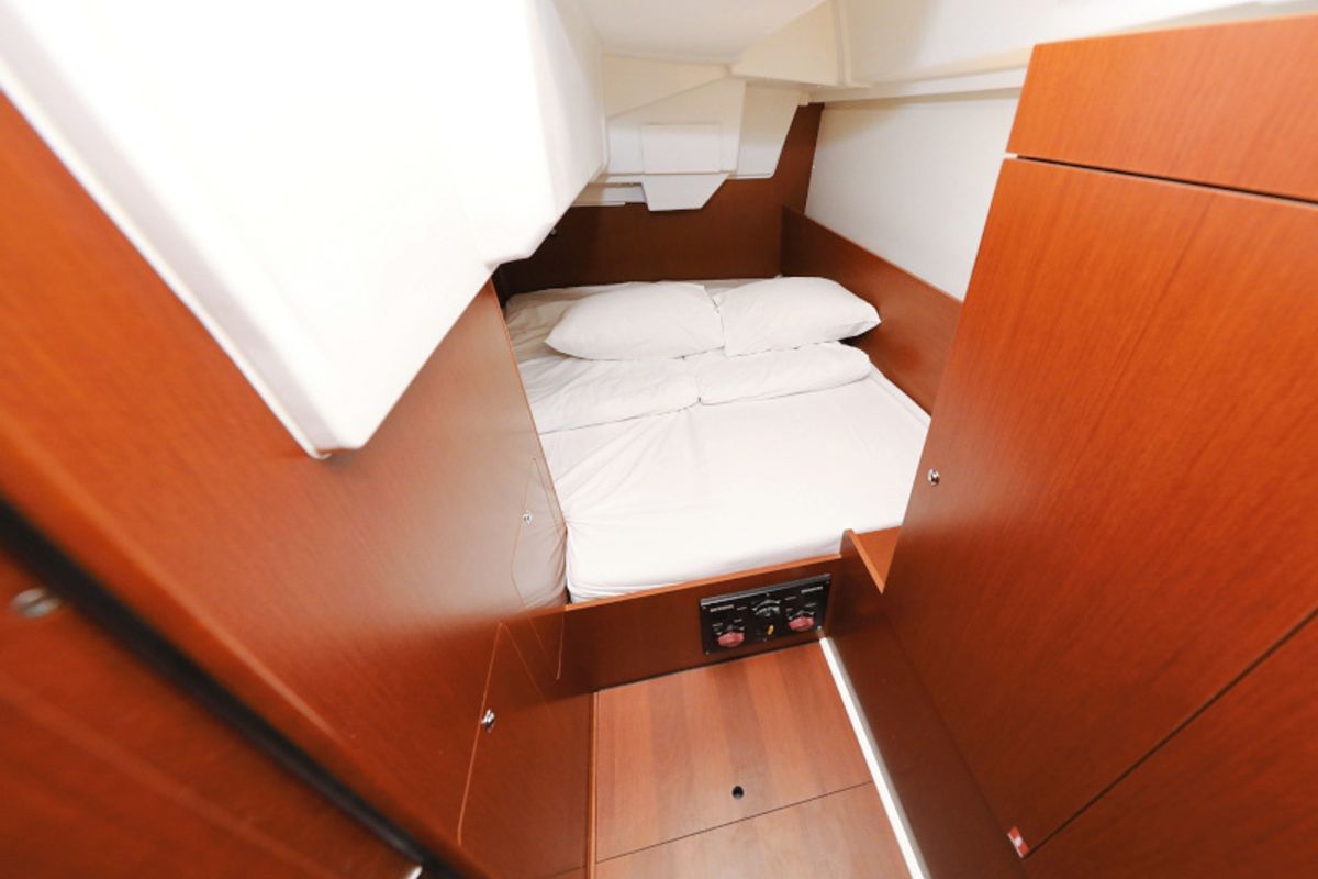 Cabin on Idila, a Beneteau Oceanis 35.1 sailboat at Općina Sukošan, Croatia