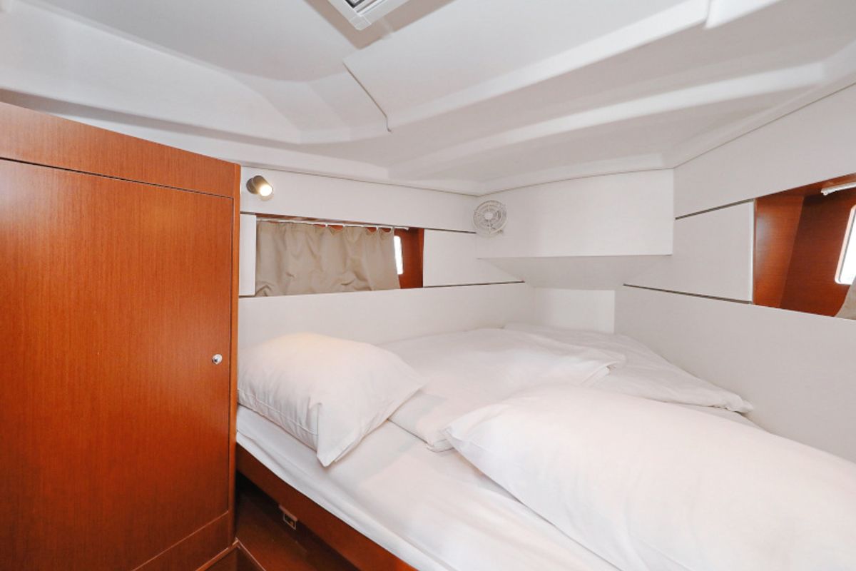 Cabin on Idila, a Beneteau Oceanis 35.1 sailboat at Općina Sukošan, Croatia