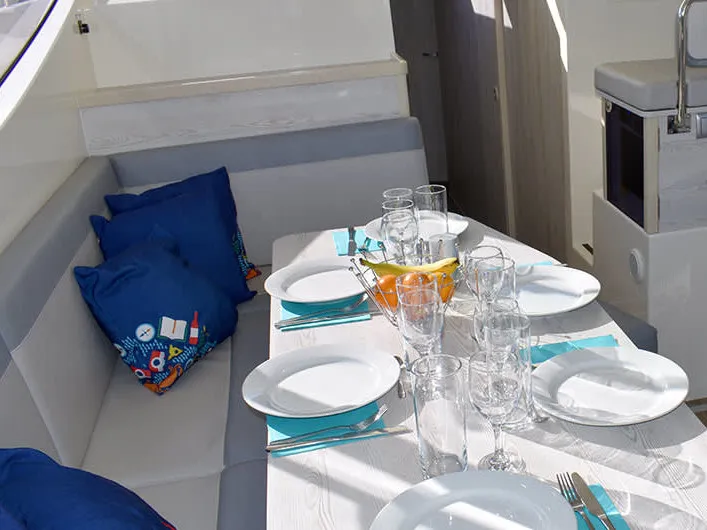 Deck of Horizon 4 - Premier 18, a Cygnet Horizon 4 motorboat at Castelnaudary, France