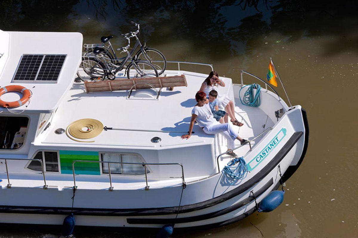 Deck of 1180-5, a Pénichette 1180 motorboat at Saint-Léger-sur-Dheune, France