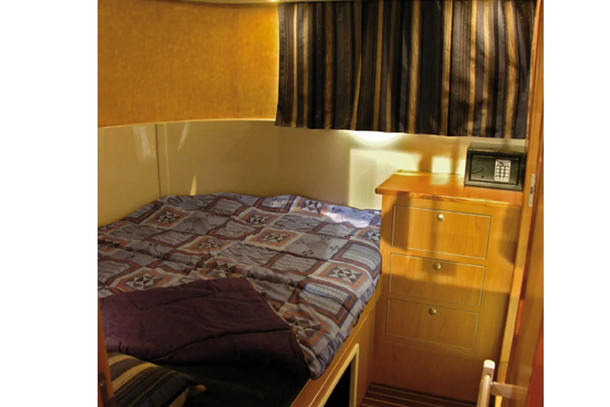 Cabin on 1180-5, a Pénichette 1180 motorboat at Saint-Léger-sur-Dheune, France