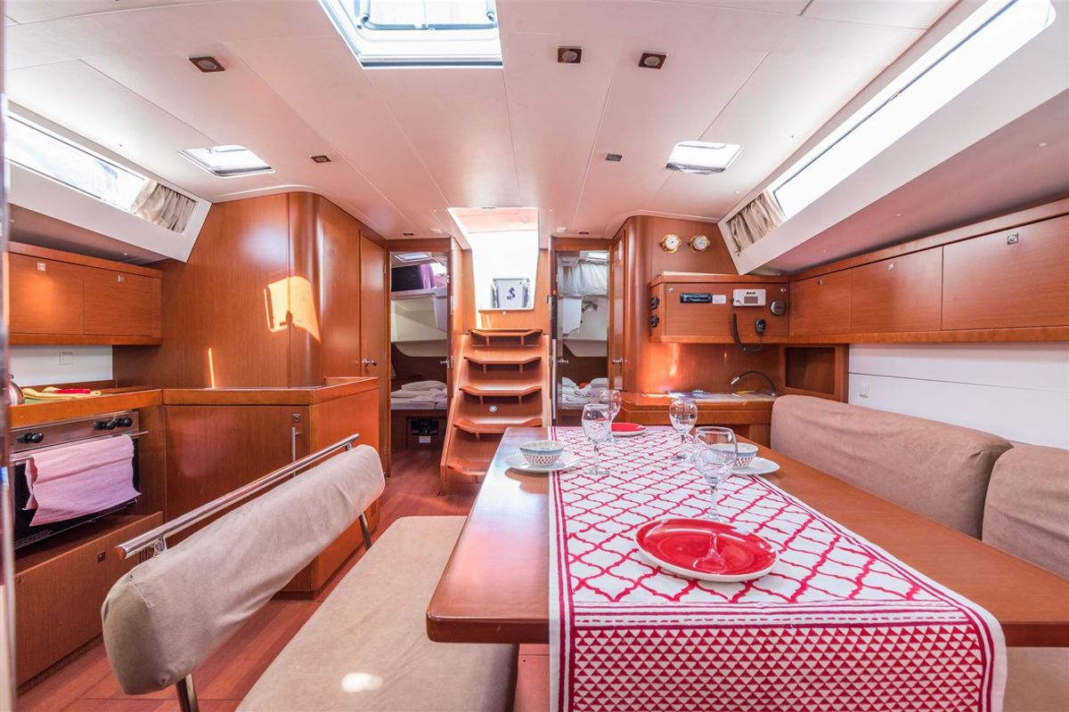 Salon of Ultra Dubrovnik, a Beneteau Oceanis 48 sailboat at Općina Medulin, Croatia