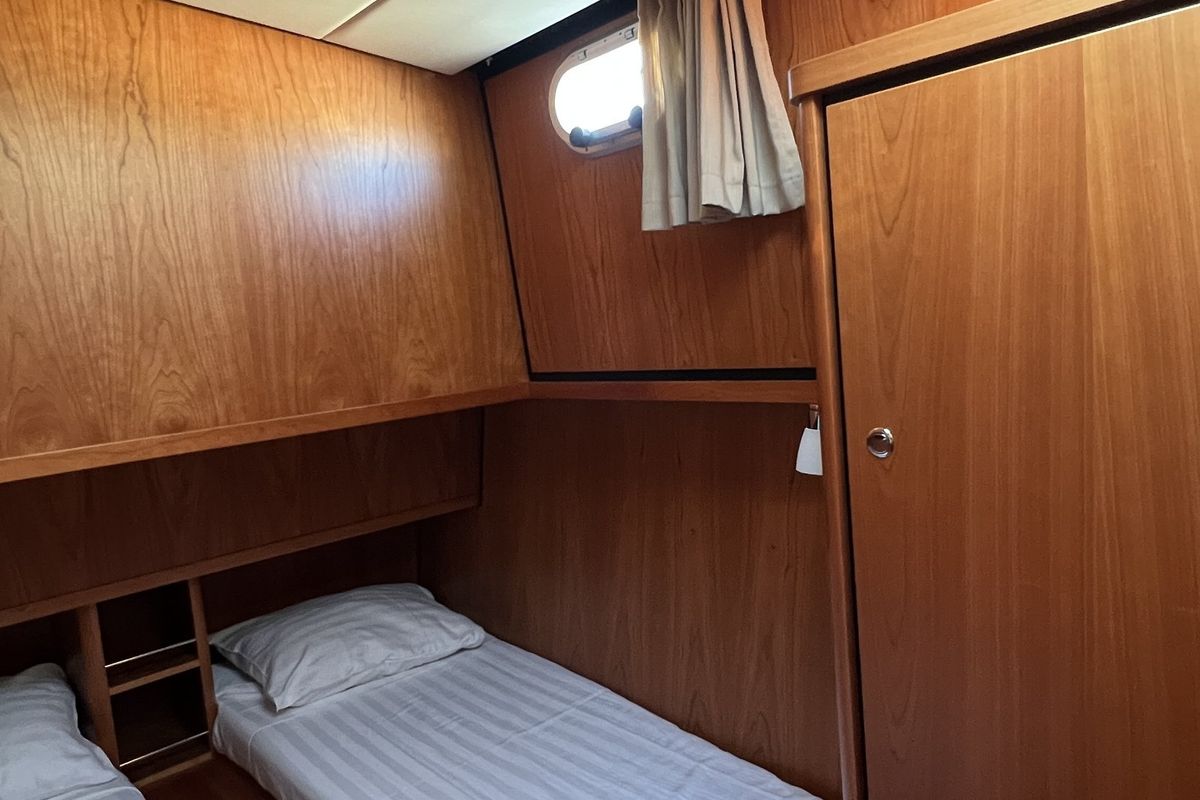 Cabin on Liberty, a Linssen Grand Sturdy 40.0 Sedan motorboat at Heukelum, Netherlands