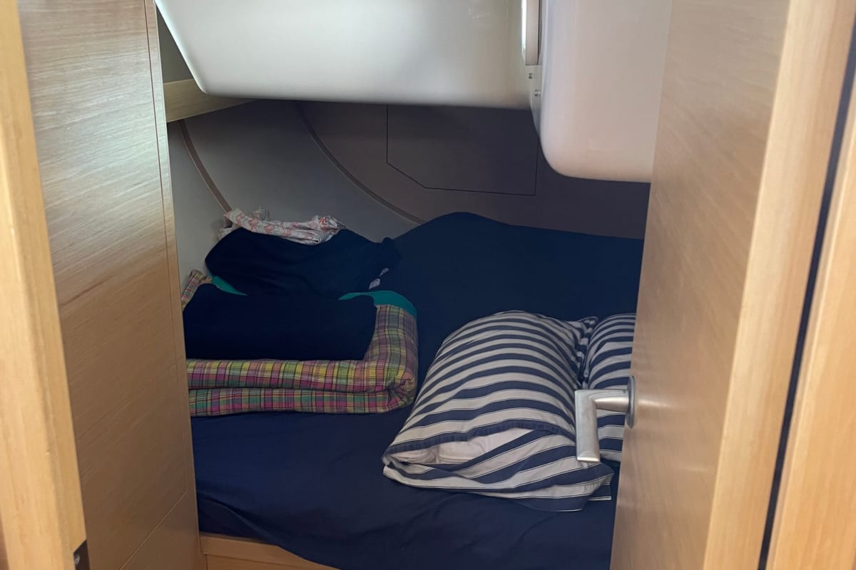 Cabin on Carolina - cabin 2, a Elan 450 sailboat at Rodi Garganico, Italy