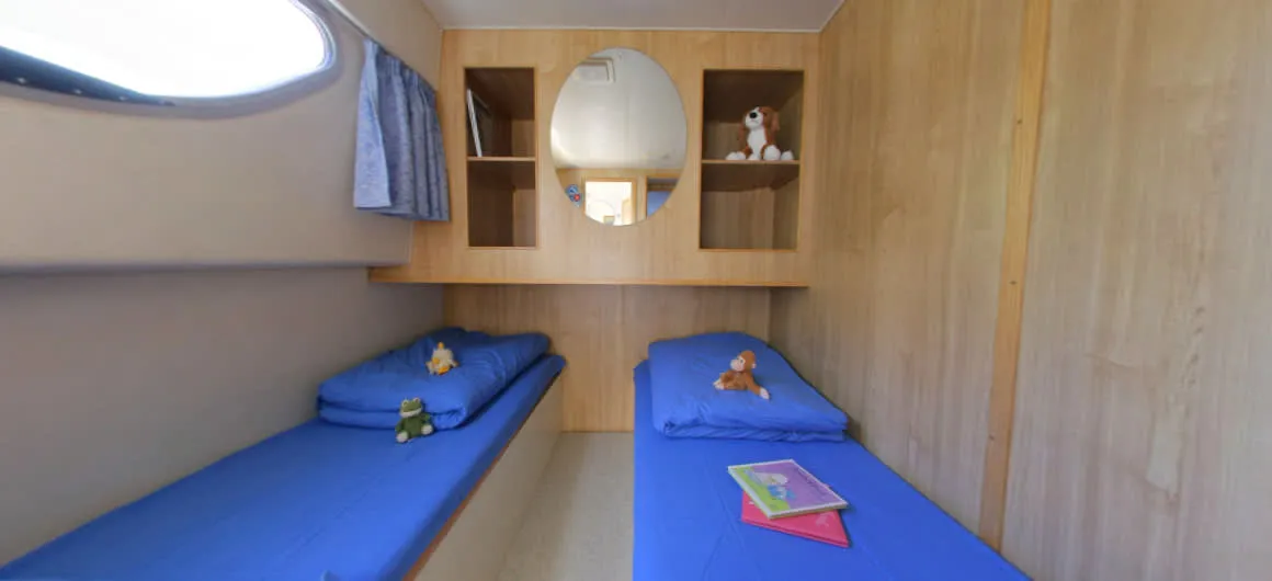 Cabin on Calypso - Comfort 6, a Cygnet Calypso motorboat at Portiragnes, France