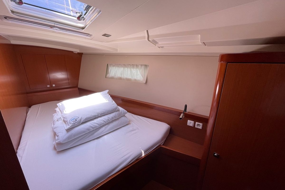 Cabin on Golden Dreams, a Beneteau Oceanis 45 sailboat at Općina Sukošan, Croatia