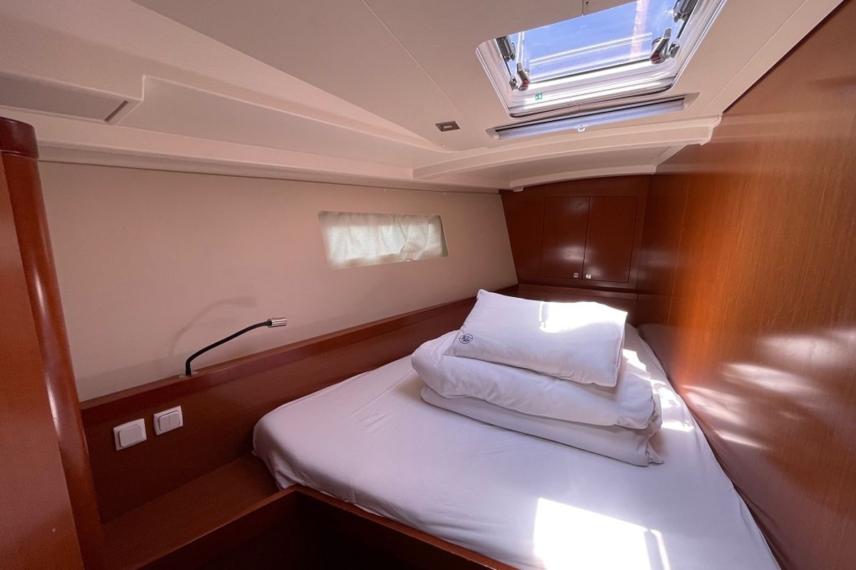 Cabin on Golden Dreams, a Beneteau Oceanis 45 sailboat at Općina Sukošan, Croatia
