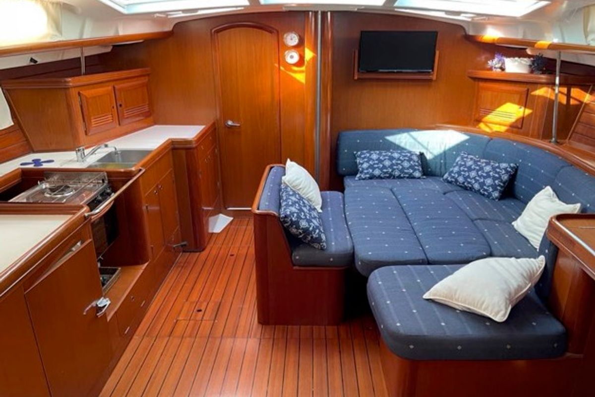 Salon of Rashomon, a Beneteau Oceanis 473 sailboat at Nettuno, Italy