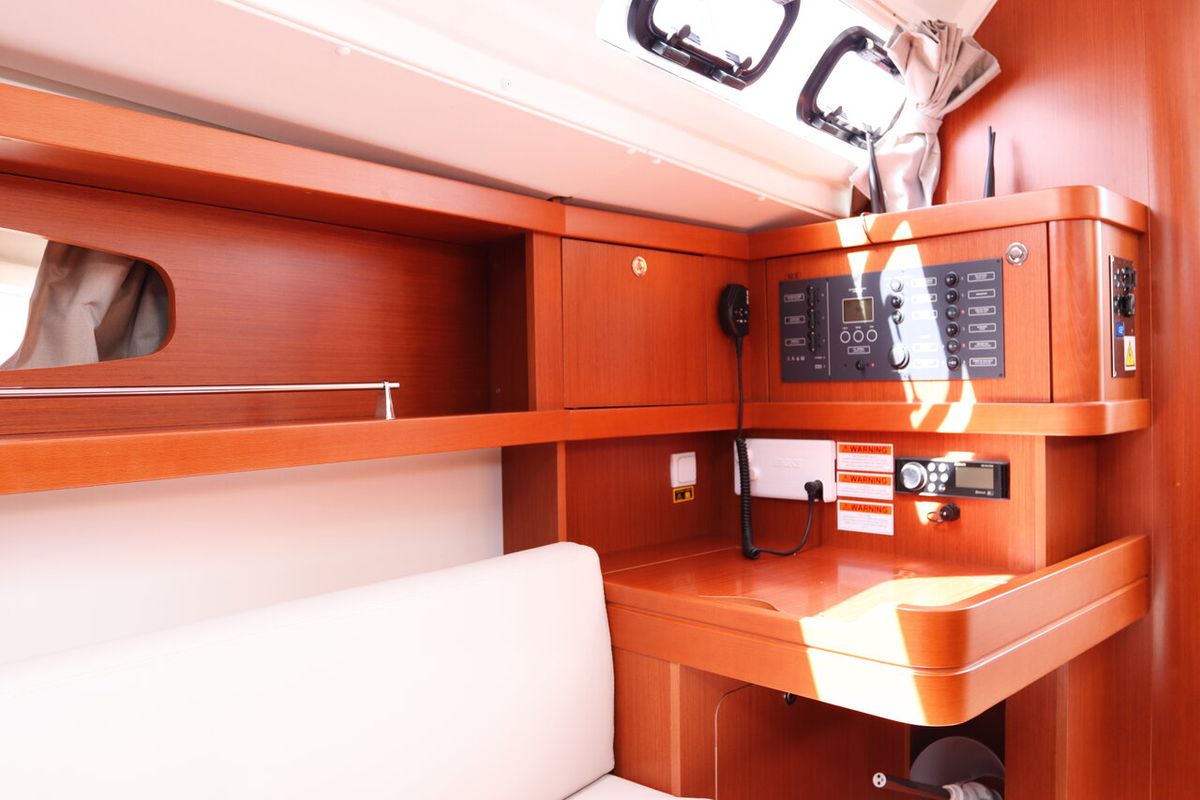 Salon of Chilli, a Beneteau Oceanis 31 sailboat at Road Town, British Virgin Islands