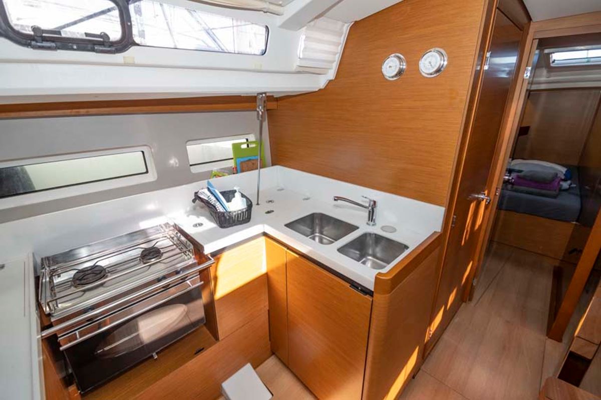 Cabin on UwElli, a Jeanneau Sun Odyssey 440 sailboat at Grad Trogir, Croatia