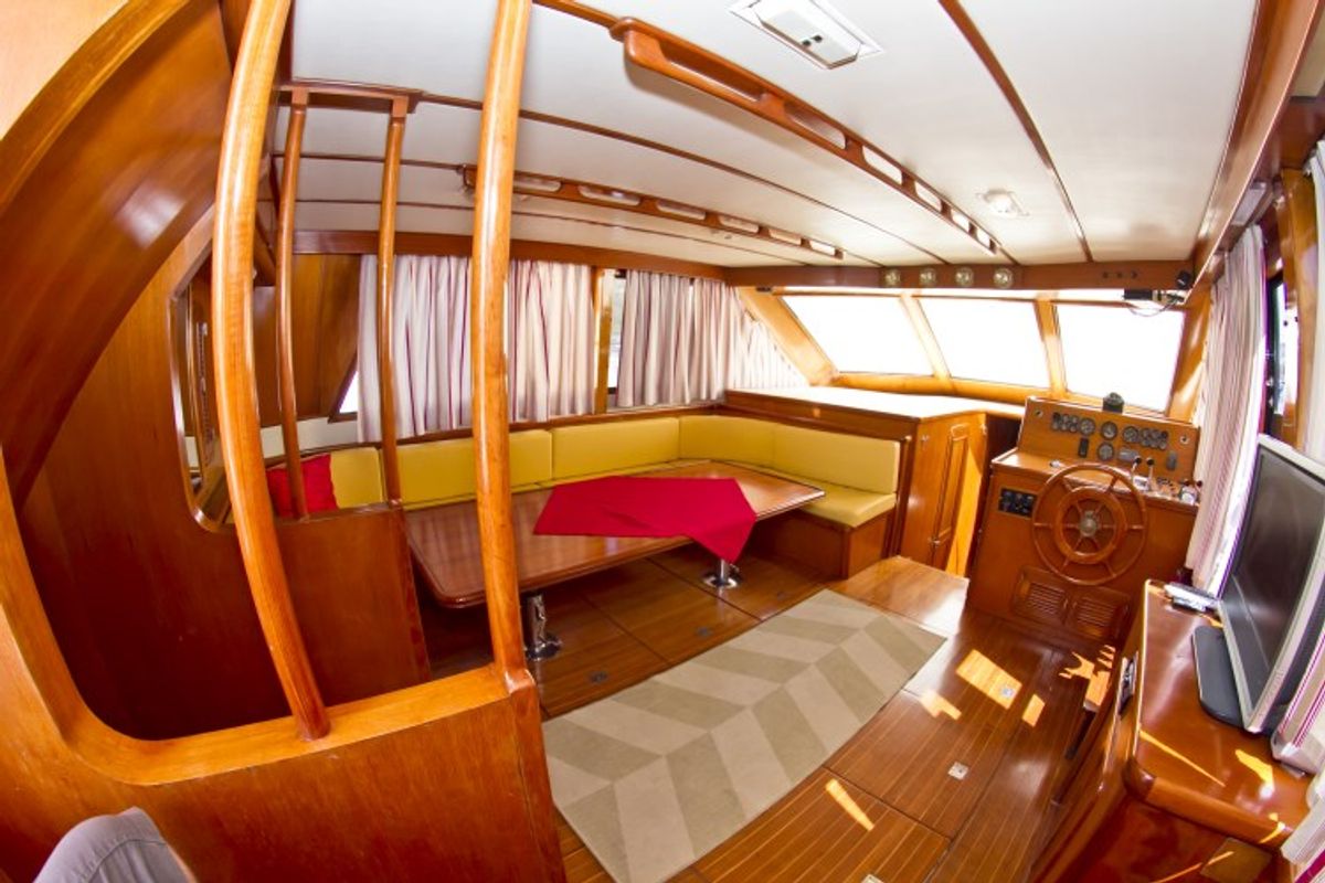 Salon of Viva La Libertad , a Staryacht 1940 motorboat at Primošten, Croatia