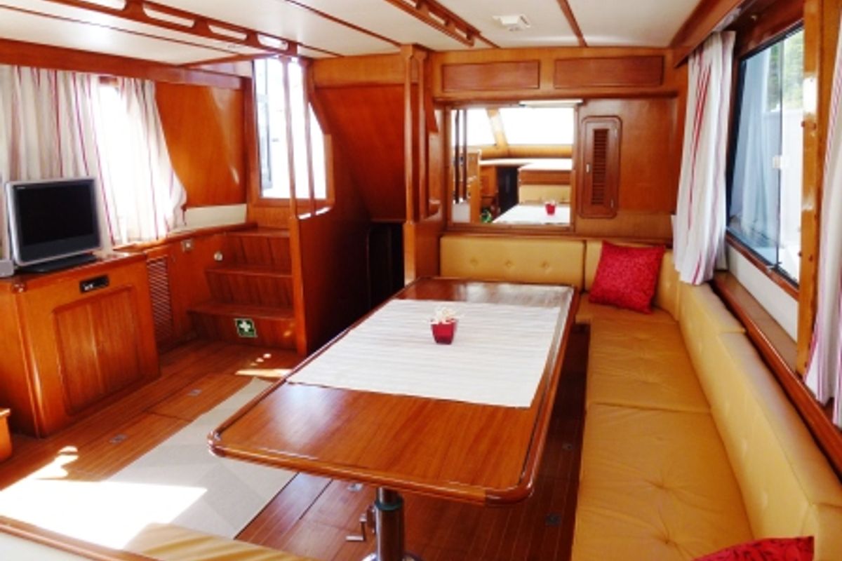 Salon of Viva La Libertad , a Staryacht 1940 motorboat at Primošten, Croatia