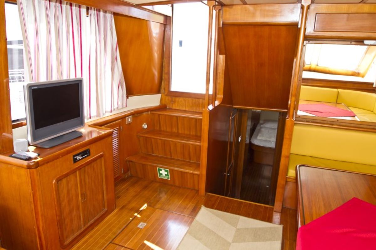 Salon of Viva La Libertad , a Staryacht 1940 motorboat at Primošten, Croatia
