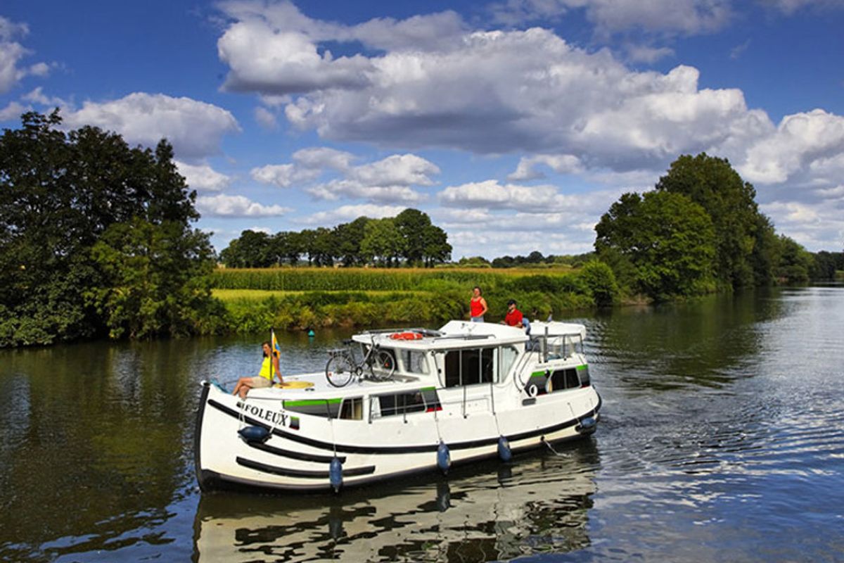 Exterior view of 1020-6, a Pénichette 1020 motorboat at Corbigny, France