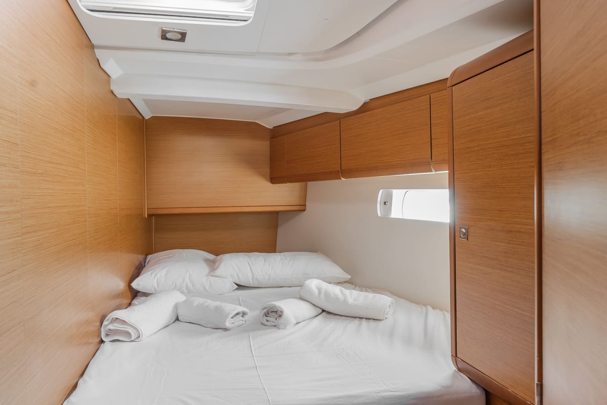 Cabin on Perro Blanco, a Jeanneau Sun Odyssey 519 sailboat at Neo Klima, Greece