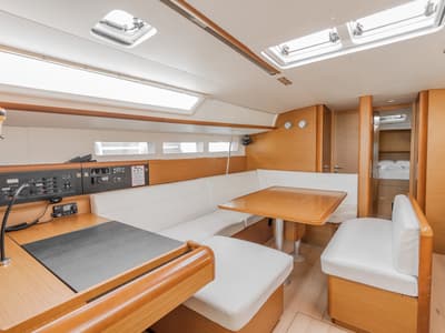 Salon of Perro Blanco, a Jeanneau Sun Odyssey 519 sailboat at Neo Klima, Greece