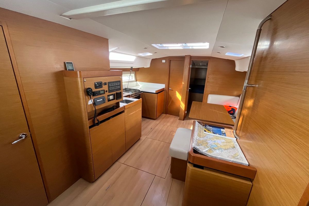Salon of ATHINA, a Jeanneau Sun Odyssey 490 sailboat at Općina Sukošan, Croatia