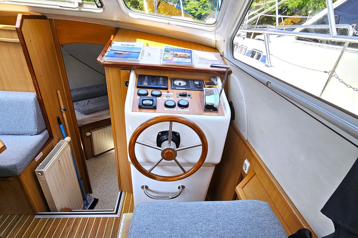 Cockpit of Persephone, a Gulet Tarpon 37 DP motorboat at Lübz, Germany